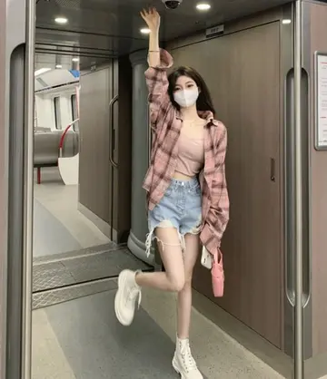 오버핏 체크 셔츠와 체크 재킷 전신 코디 사진