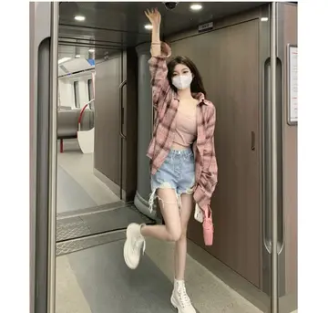 아이보리·그레이 톤 체크 셔츠와 재킷 전신 코디 사진
