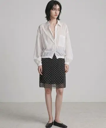 그레이·블랙 톤 셔츠와 미니스커트 전신 코디 사진