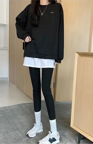 스커트와 블랙 맨투맨 전신 코디 사진