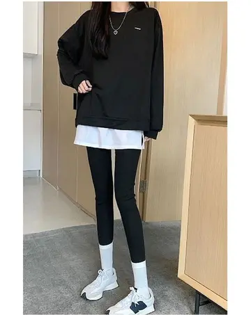 블랙·화이트 톤 스커트와 맨투맨 전신 코디 사진