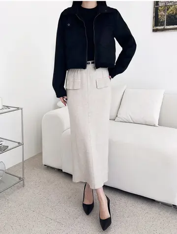 블랙·화이트 톤 스커트와 블루종 전신 코디 사진