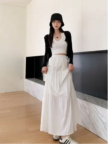셔링 롱스커트와 블랙 가디건 전신 코디 사진