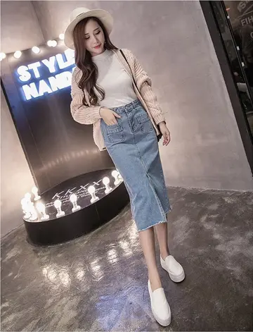 데님 스커트와 베이지 가디건 전신 코디 사진