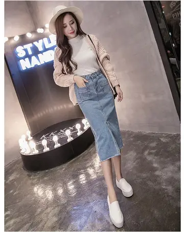 그레이·베이지 톤 데님 스커트와 가디건 전신 코디 사진