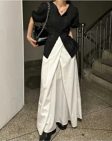 블랙·아이보리 톤 스커트와 블라우스 전신 코디 사진