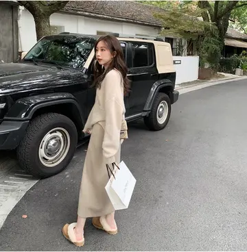 베이지 오버핏 스커트와 카멜 니트 전신 코디 사진