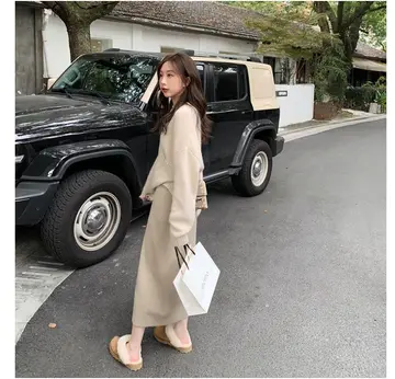 베이지·그레이 톤 스커트와 니트 전신 코디 사진
