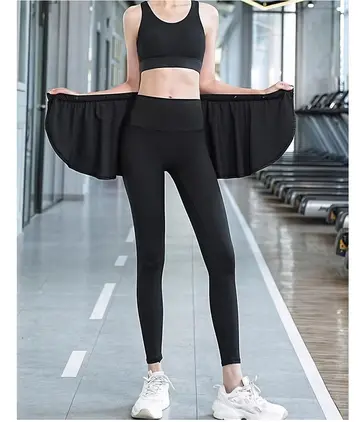 차콜·블랙 톤 랩스커트와 나시 전신 코디 사진