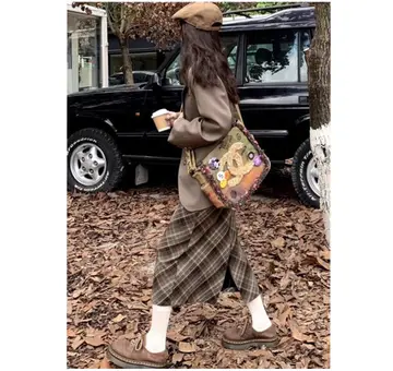 브라운·베이지 톤 체크 스커트와 블레이저 전신 코디 사진