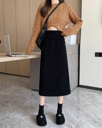 카멜·블랙 톤 코듀로이 스커트와 니트 전신 코디 사진