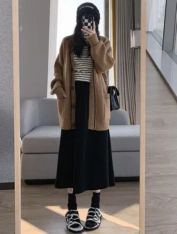 오버핏 코듀로이 롱스커트와 카멜 가디건 전신 코디 사진