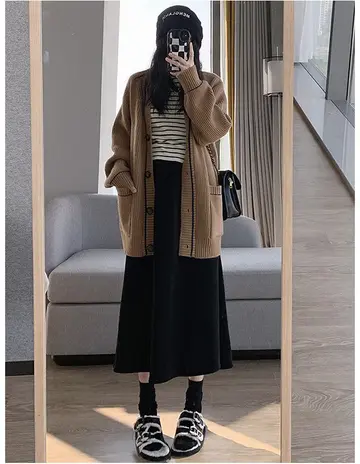 브라운·블랙 톤 코듀로이 롱스커트와 가디건 전신 코디 사진
