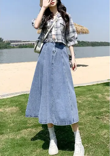 그레이·블랙 톤 데님 스커트와 청자켓 전신 코디 사진