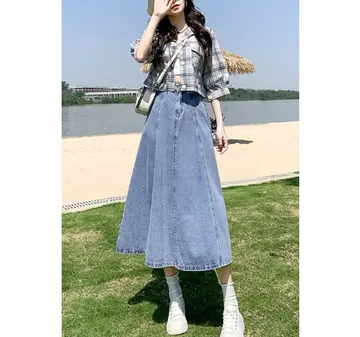 그레이·블랙 톤 데님 스커트와 청자켓 전신 코디 사진