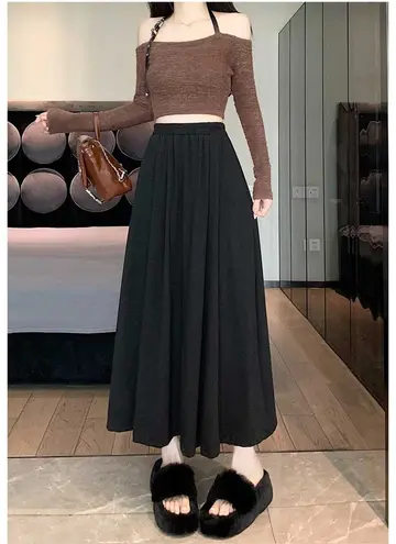 브라운·블랙 톤 스커트와 긴팔티 전신 코디 사진