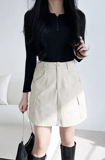 치마바지와 블랙 가디건 전신 코디 사진