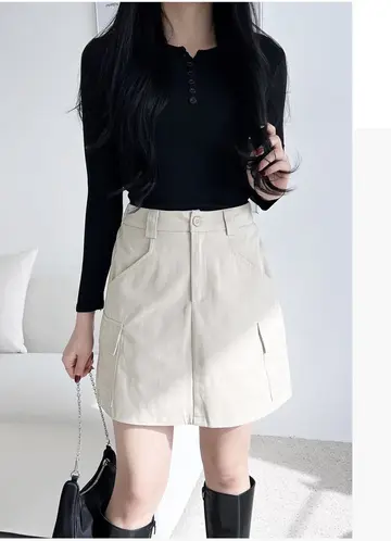 블랙·그레이 톤 치마바지와 가디건 전신 코디 사진