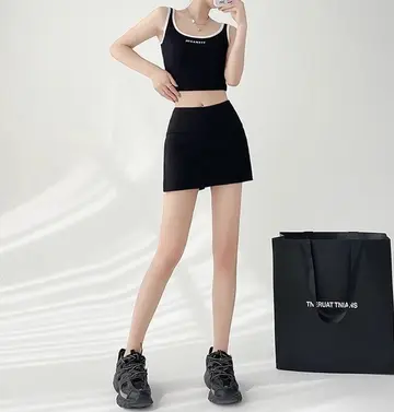 블랙 하이웨스트 치마바지와 블랙 나시 전신 코디 사진