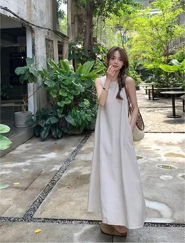 베이지 원피스 전신 코디 사진