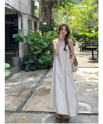 그레이·브라운 톤 원피스 전신 코디 사진