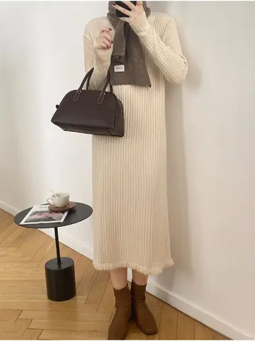 베이지 오버핏 니트원피스와 브라운 가디건 전신 코디 사진
