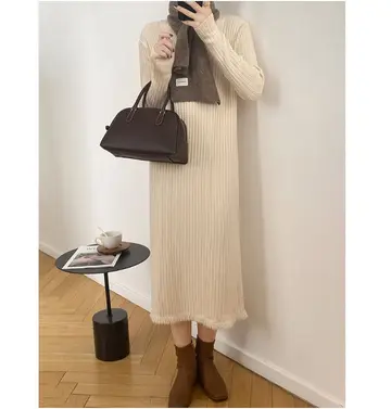 브라운·카멜 톤 니트원피스와 가디건 전신 코디 사진