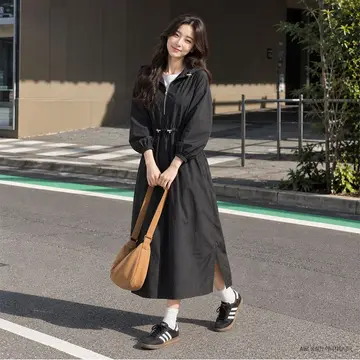 블랙·차콜 톤 롱원피스와 바람막이 전신 코디 사진
