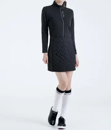 블랙 패딩과 블랙 미니스커트 전신 코디 사진