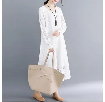 화이트·베이지 톤 레이스 롱원피스 전신 코디 사진