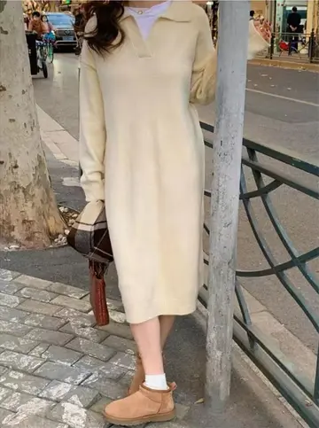 핑크·카키 톤 오버핏 니트원피스와 가디건 전신 코디 사진