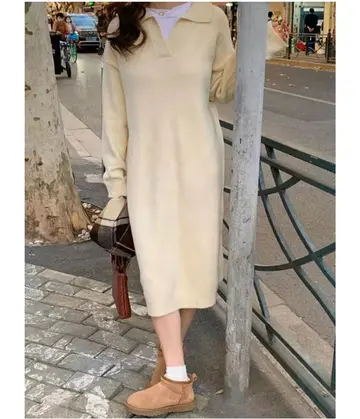 핑크·카키 톤 니트원피스와 가디건 전신 코디 사진