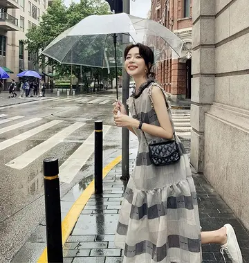 체크 오버핏 롱원피스 전신 코디 사진