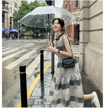 차콜·그레이 톤 롱원피스 전신 코디 사진