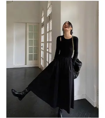 블랙·차콜 톤 원피스와 긴팔티 전신 코디 사진