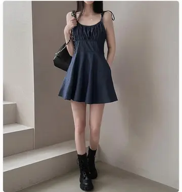 블랙·차콜 톤 셔링 미니원피스 전신 코디 사진