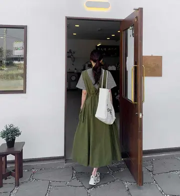 아이보리·그레이 톤 롱원피스 전신 코디 사진