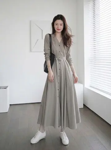 그레이·블랙 톤 원피스 전신 코디 사진