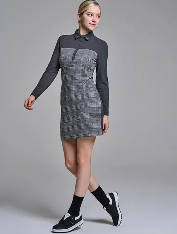 그레이·차콜 톤 체크 원피스와 카라티 전신 코디 사진