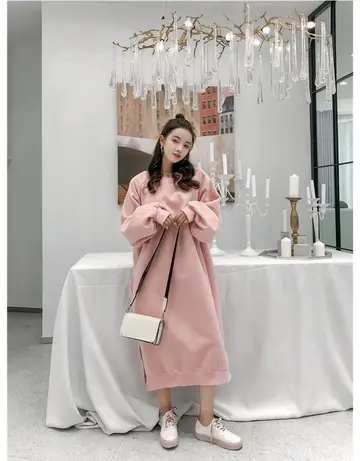 그레이·아이보리 톤 기모 원피스 전신 코디 사진