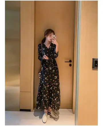 블랙·브라운 톤 플라워 롱원피스와 재킷 전신 코디 사진