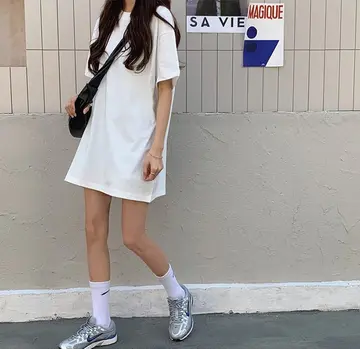 화이트 오버핏 원피스 전신 코디 사진