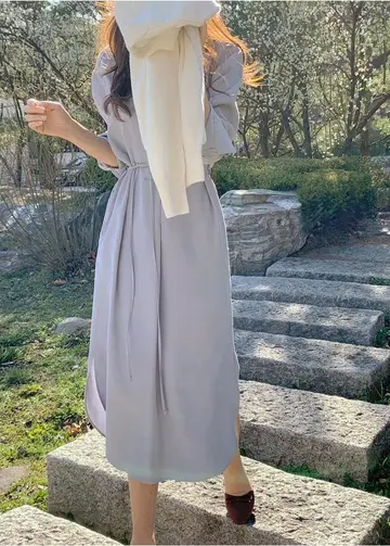 오버핏 원피스와 아이보리 니트 전신 코디 사진