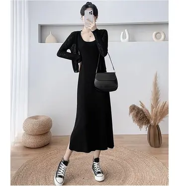 화이트·차콜 톤 롱원피스 전신 코디 사진