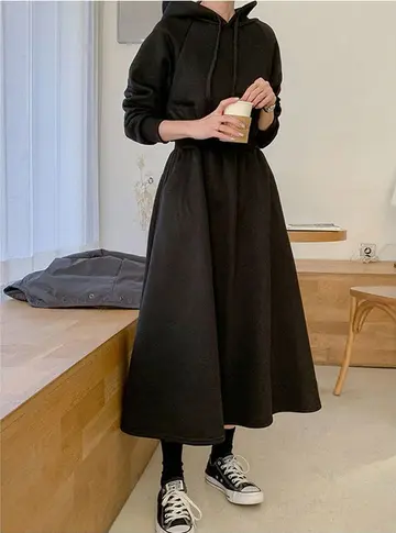 오버핏 원피스와 블랙 후드티 전신 코디 사진