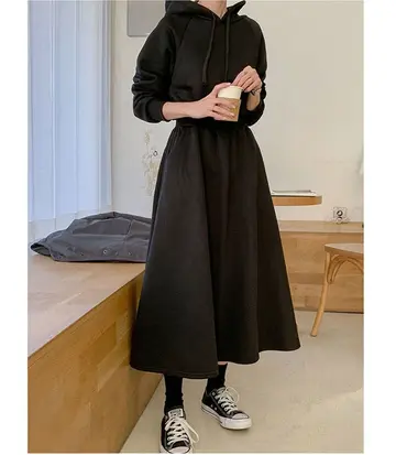 블랙·베이지 톤 원피스와 후드티 전신 코디 사진