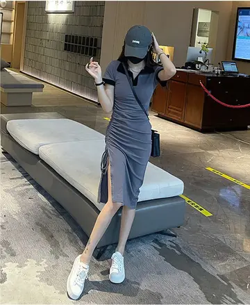 셔링 원피스와 그레이 카라티 전신 코디 사진