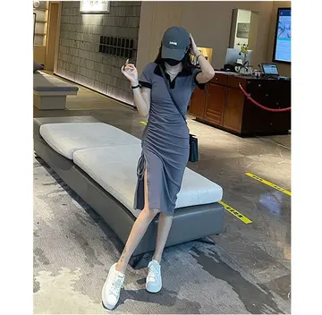 차콜·블랙 톤 셔링 원피스와 카라티 전신 코디 사진