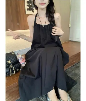 차콜·블랙 톤 원피스 전신 코디 사진