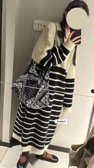블랙·베이지 톤 스트라이프 니트원피스와 가디건 전신 코디 사진
